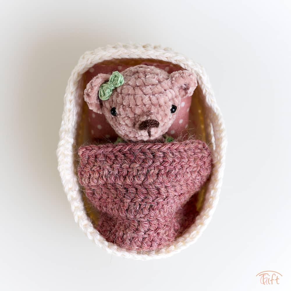 Macík v košíku – miniatúrny svet plný nežnosti