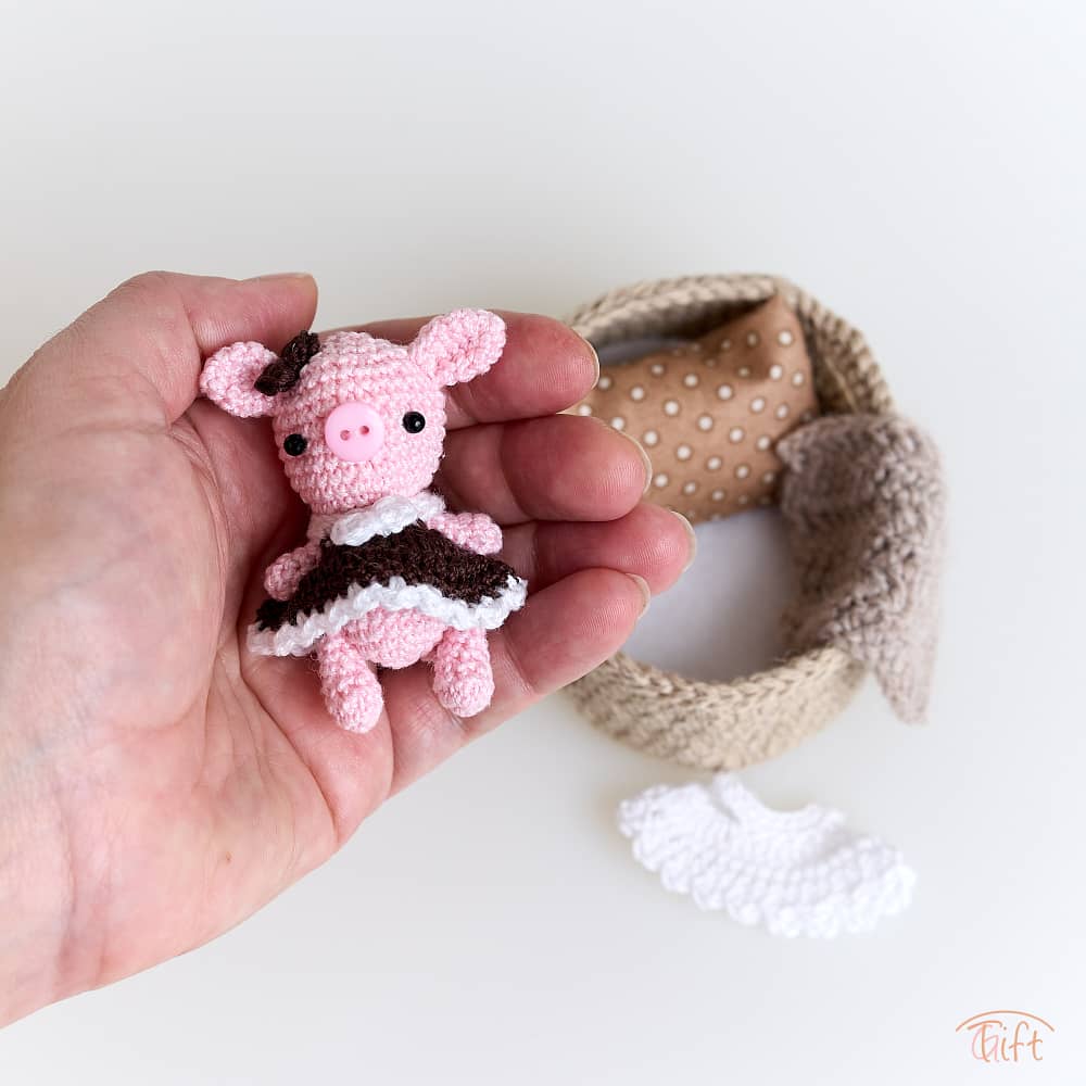 Prasiatko Maja v košíku – miniatúrny svet plný nežnosti