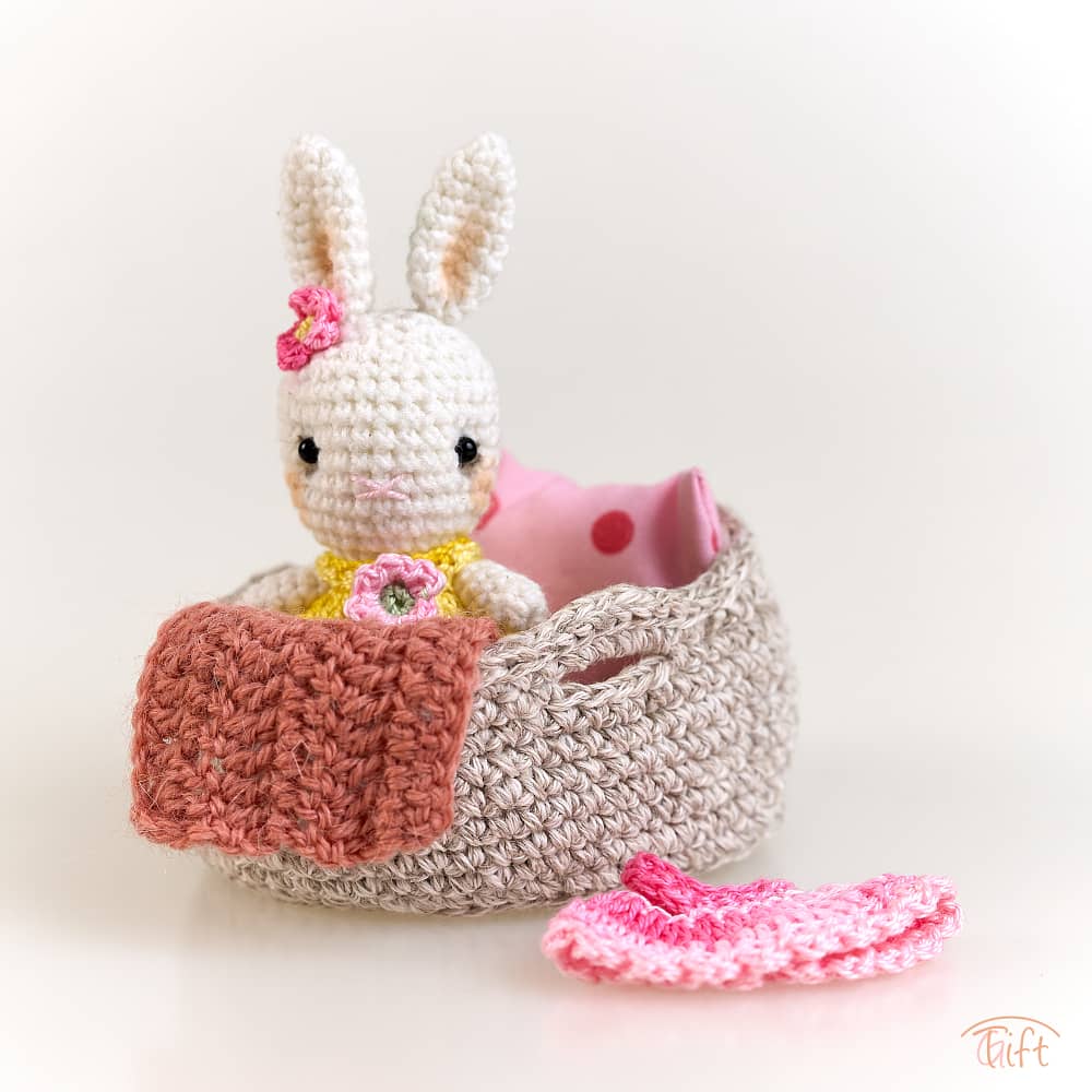Zajačik Bambi v košíku – miniatúrny svet plný nežnosti
