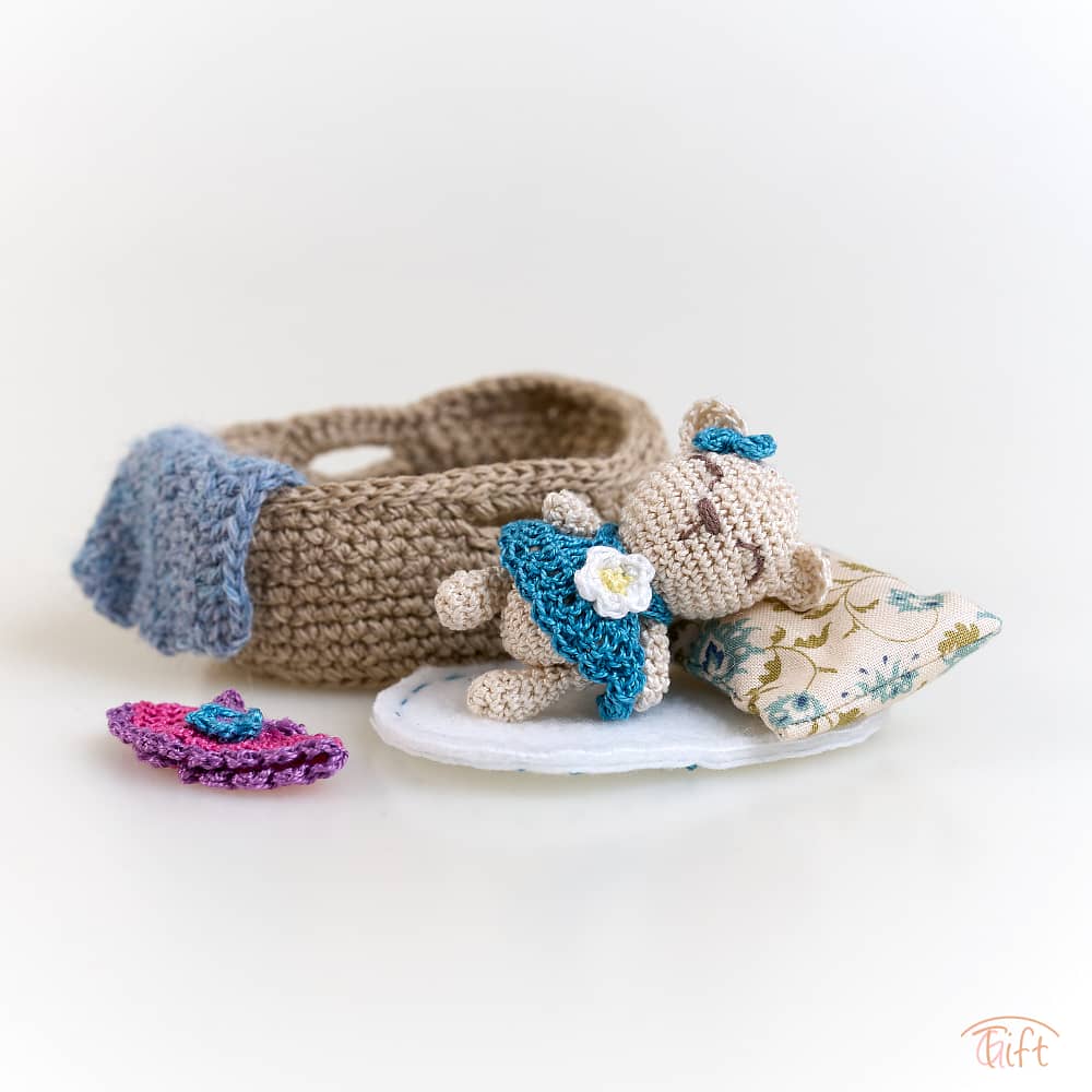 Macík Flora v košíku – miniatúrny svet plný nežnosti