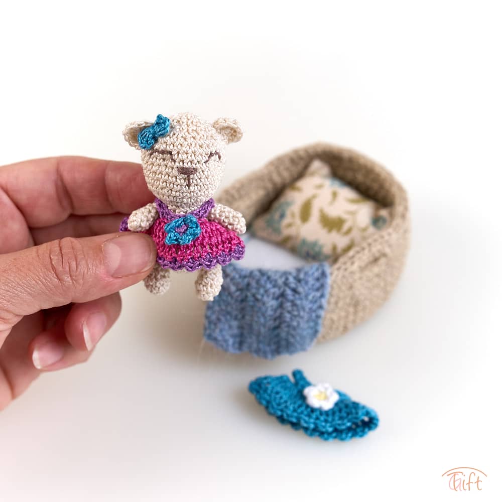 Macík Flora v košíku – miniatúrny svet plný nežnosti