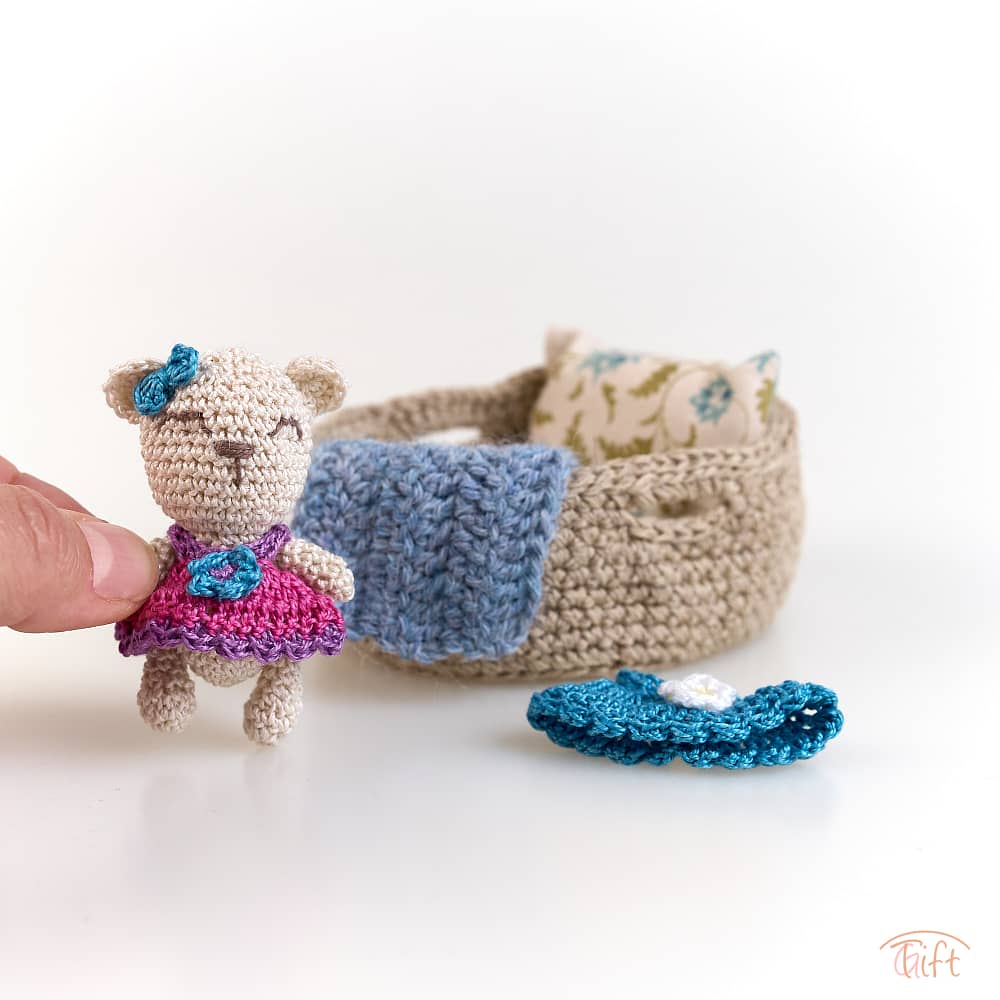 Macík Flora v košíku – miniatúrny svet plný nežnosti