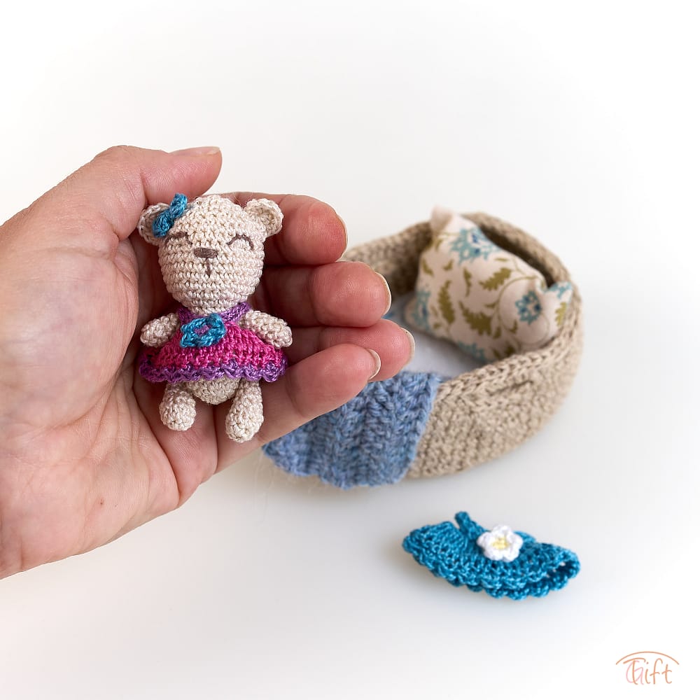 Macík Flora v košíku – miniatúrny svet plný nežnosti