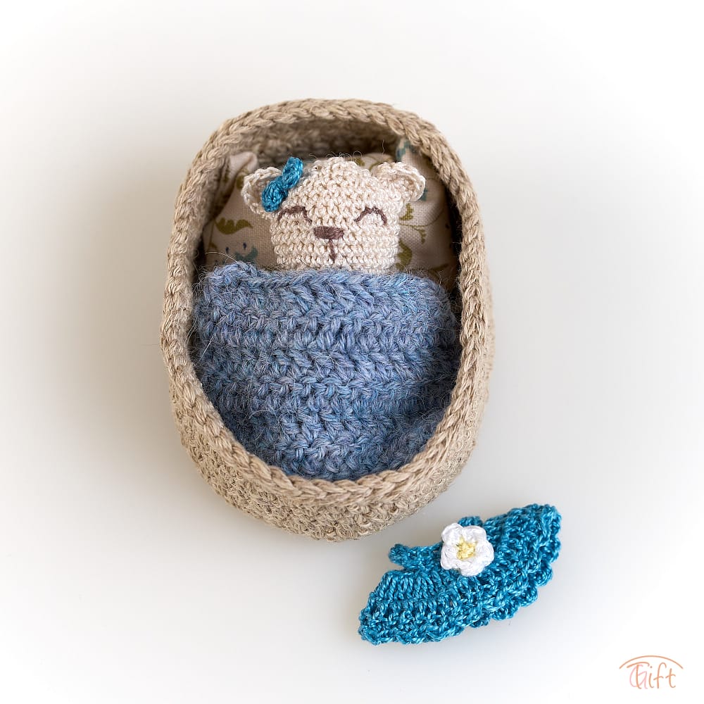 Macík Flora v košíku – miniatúrny svet plný nežnosti