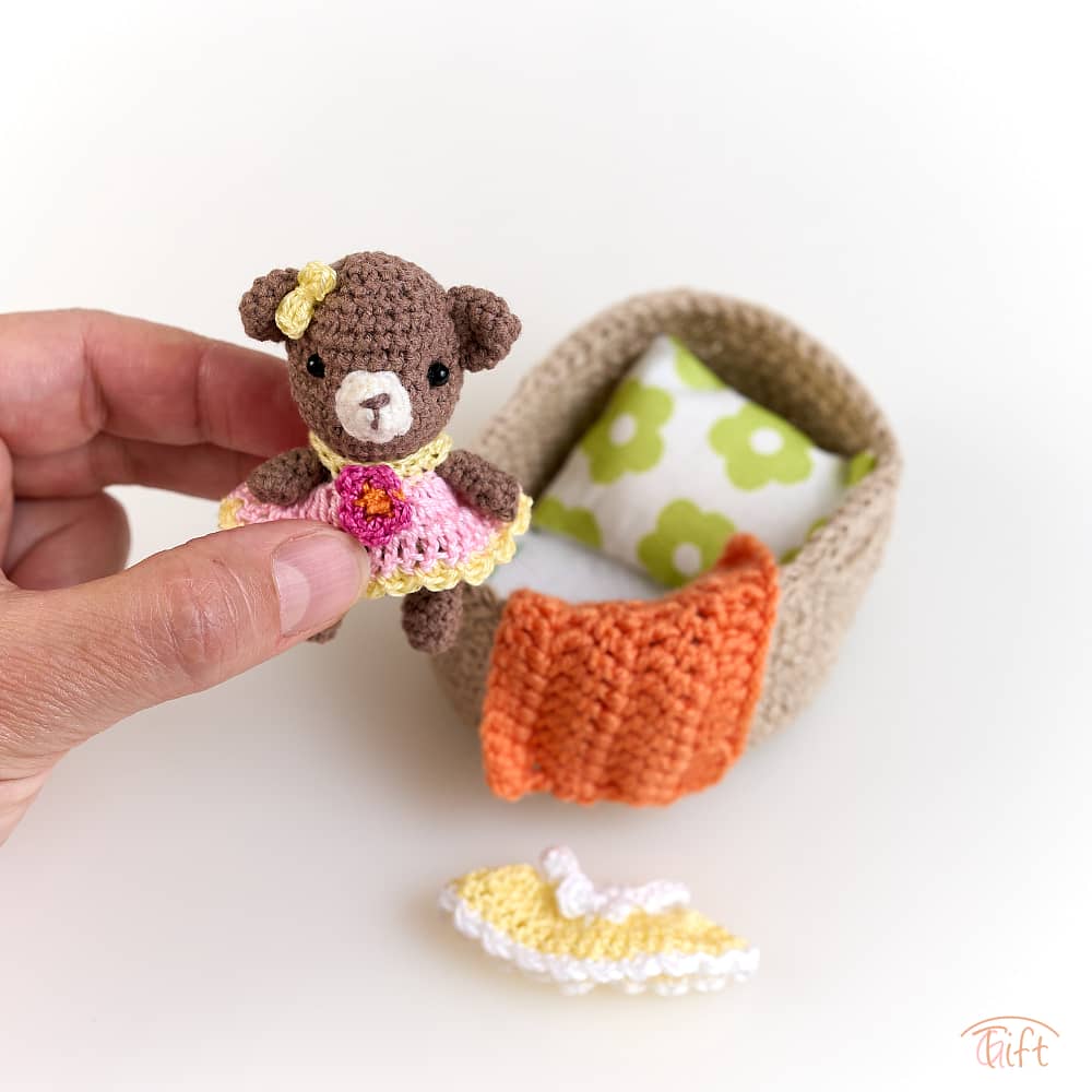 Macík Cookie v košíku – miniatúrny svet plný nežnosti