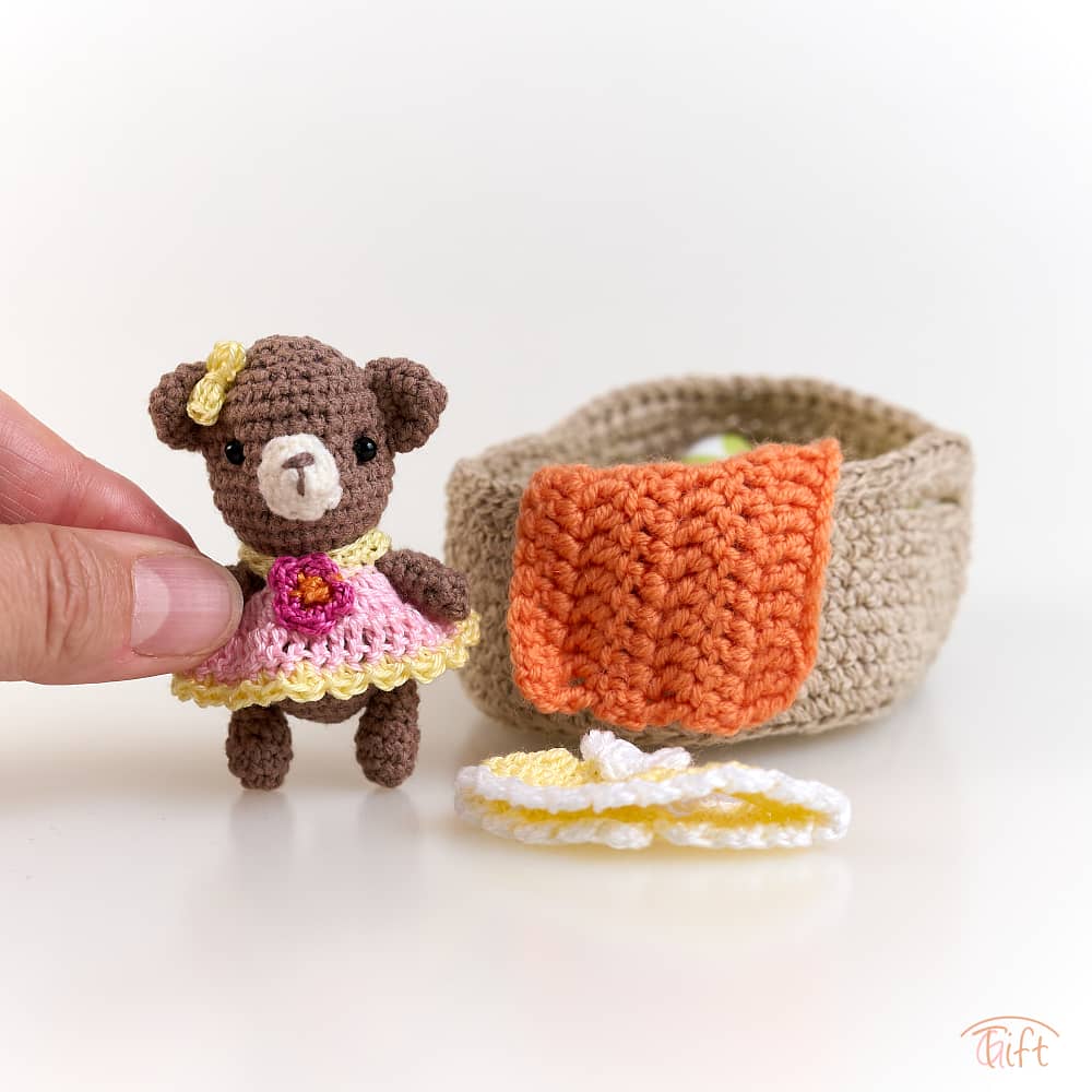 Macík Cookie v košíku – miniatúrny svet plný nežnosti