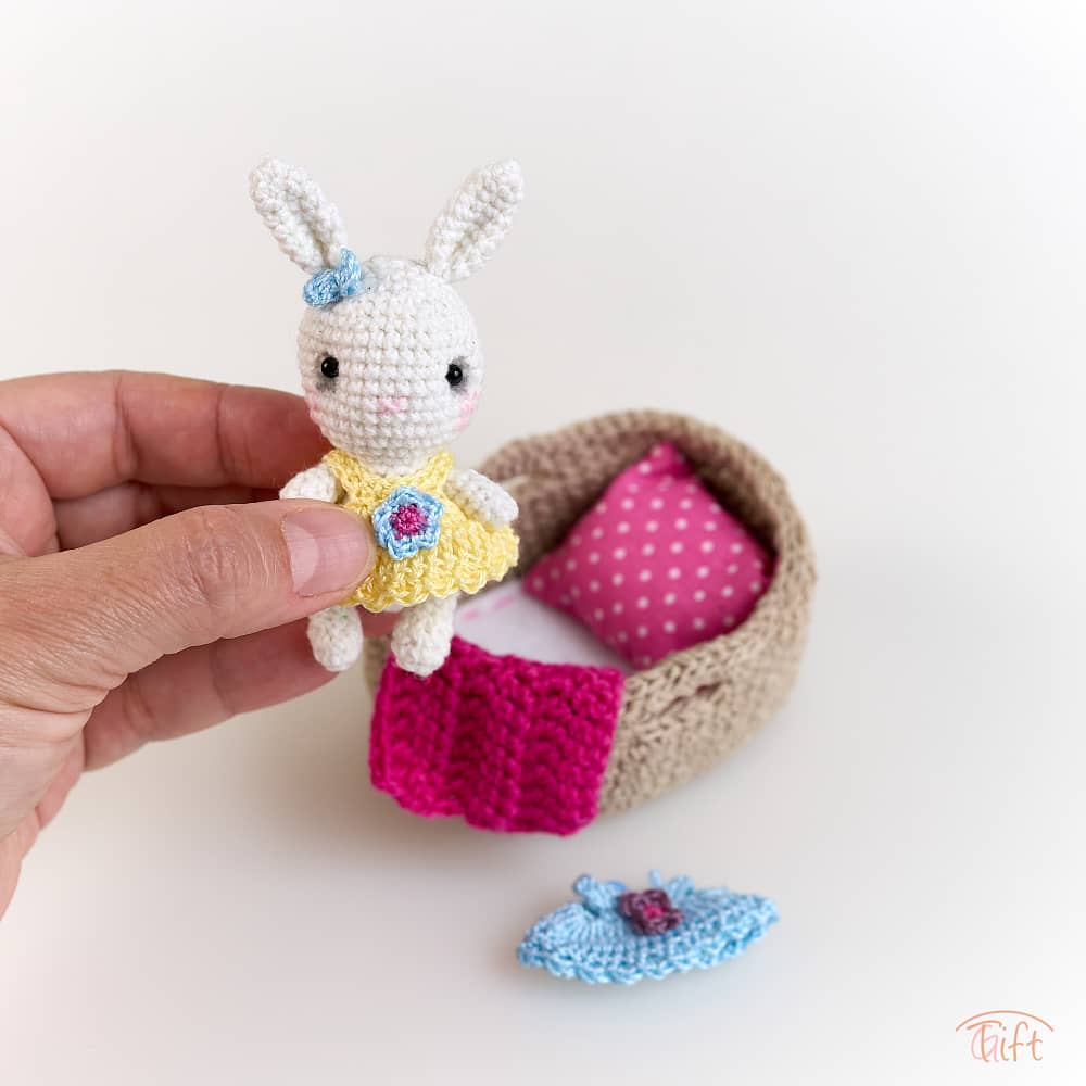 Zajačik Marshmallow v košíku – miniatúrny svet plný nežnosti
