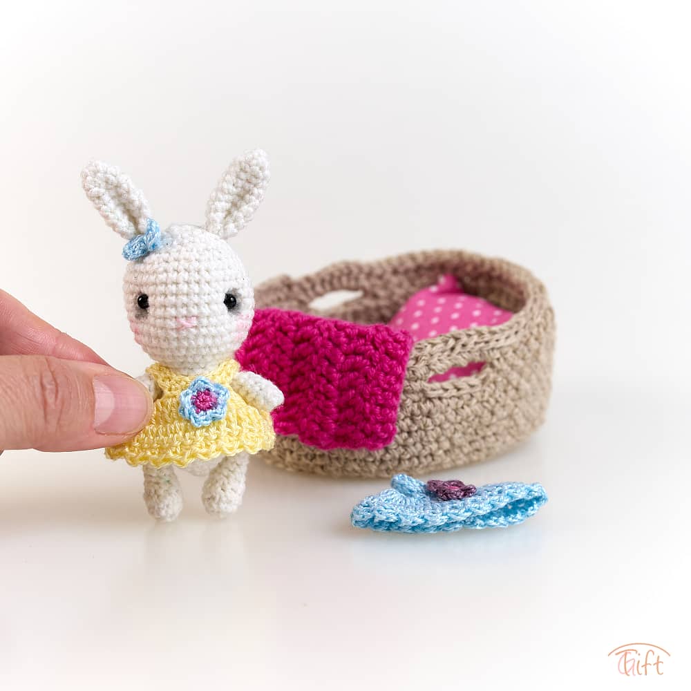 Zajačik Marshmallow v košíku – miniatúrny svet plný nežnosti