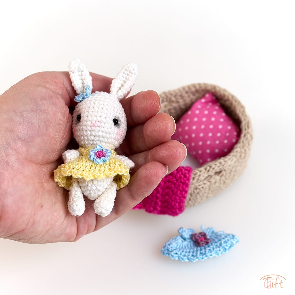 Zajačik Marshmallow v košíku – miniatúrny svet plný nežnosti